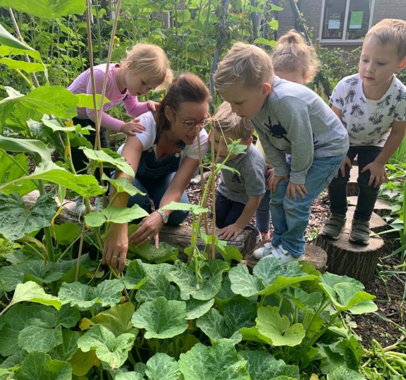 Peutertuin-juf-en-kinderen