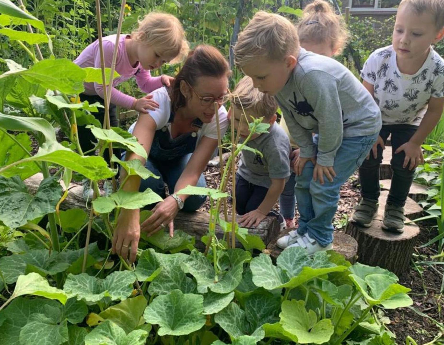 Peutertuin-juf-en-kinderen